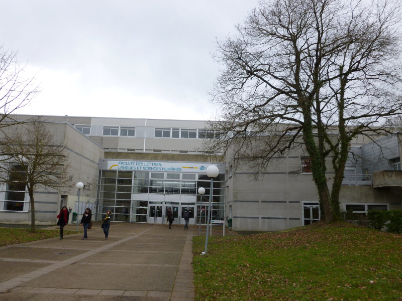 Entrée de la fac de Lettres